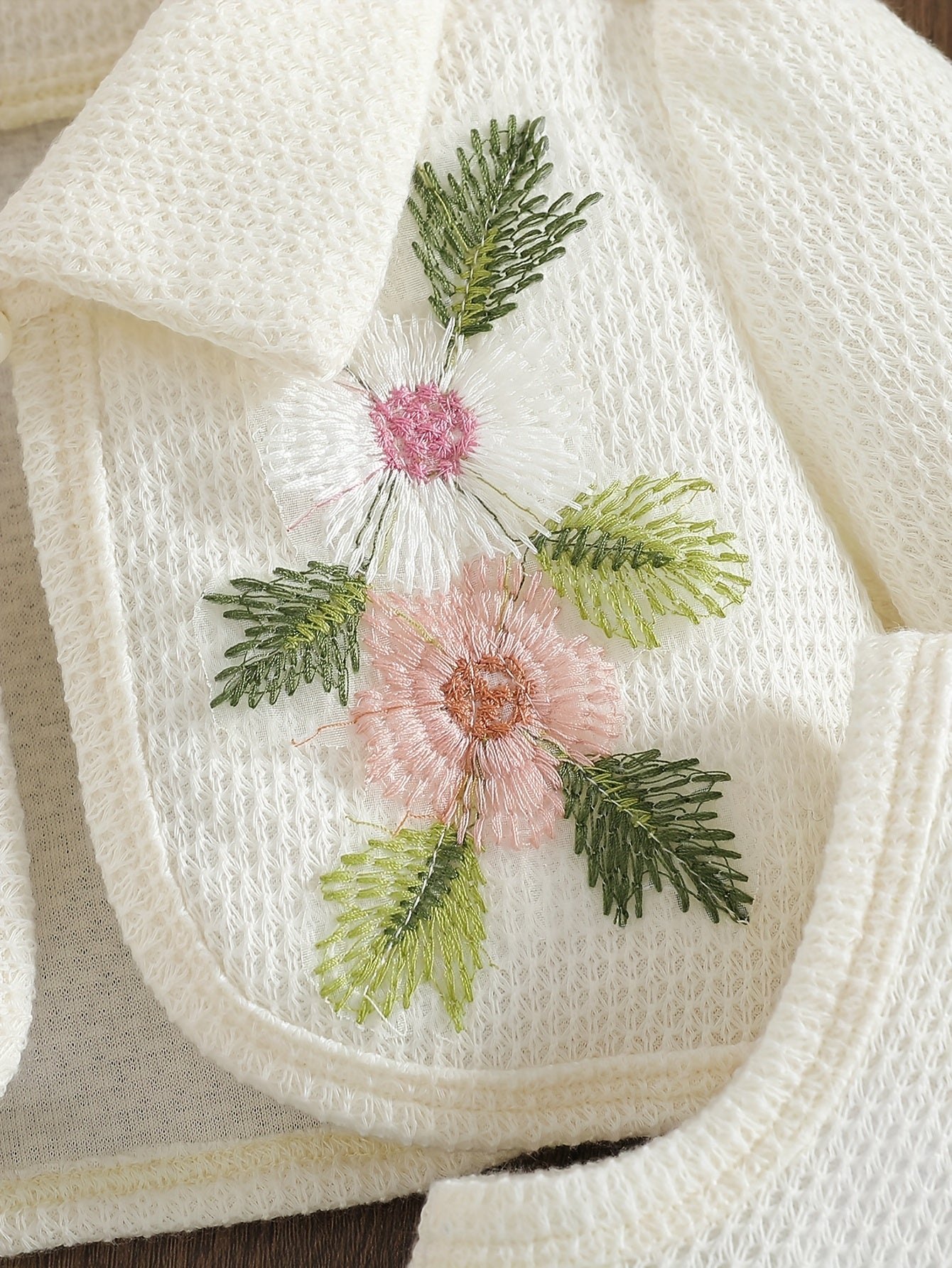 Baby clothing, girls' clothes, baby clothes, back-to-school season gifts for baby girls, cute autumn and winter, two-piece combination of a long-sleeved coat with a lapels and a round-neck flower-decorated dress, suitable for