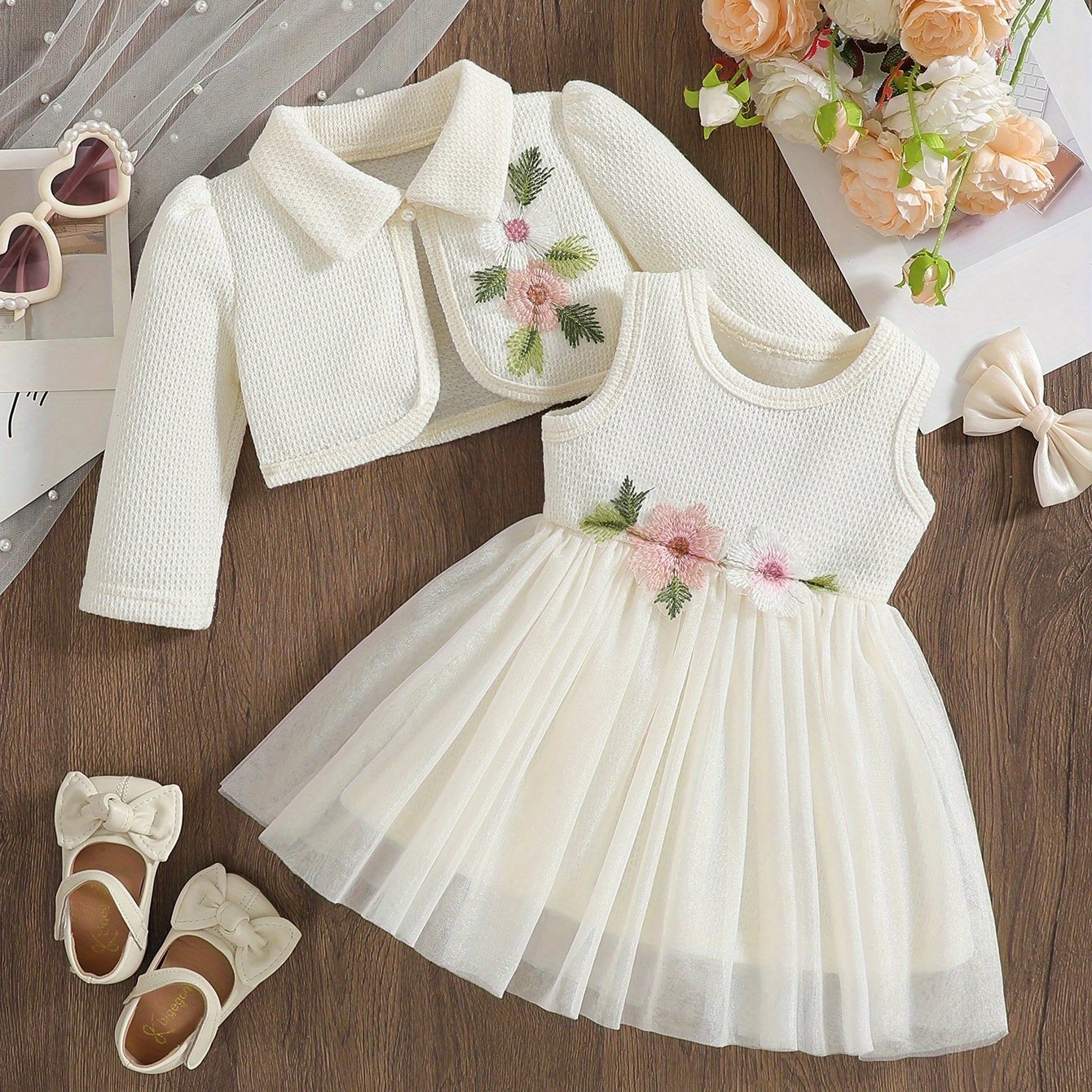 Baby clothing, girls' clothes, baby clothes, back-to-school season gifts for baby girls, cute autumn and winter, two-piece combination of a long-sleeved coat with a lapels and a round-neck flower-decorated dress, suitable for