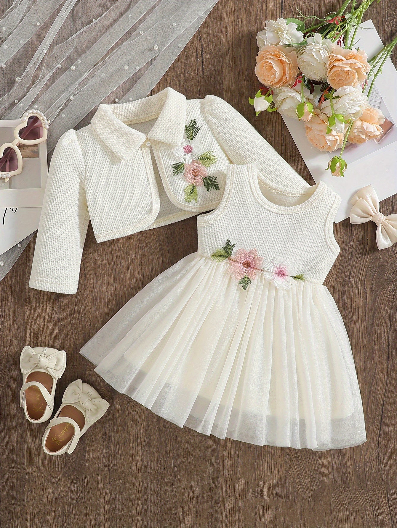 Baby clothing, girls' clothes, baby clothes, back-to-school season gifts for baby girls, cute autumn and winter, two-piece combination of a long-sleeved coat with a lapels and a round-neck flower-decorated dress, suitable for